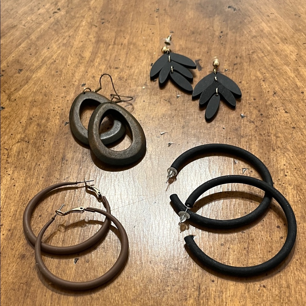 Four Pairs of Black and Brown Earrings Sets
